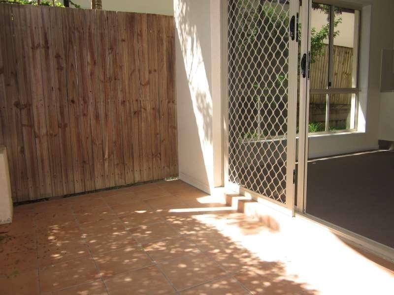 1/40 Warren Street, St Lucia QLD 4067