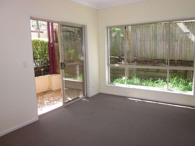 1/40 Warren Street, St Lucia QLD 4067