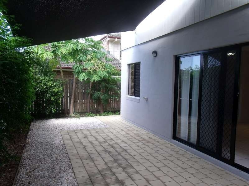 2/27 Latham Street, Chermside QLD 4032