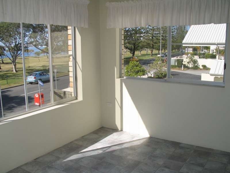 2/216 Marine Parade, Labrador QLD 4215