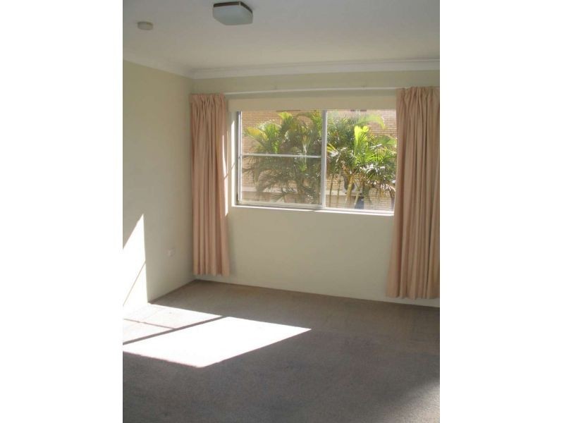 2/216 Marine Parade, Labrador QLD 4215