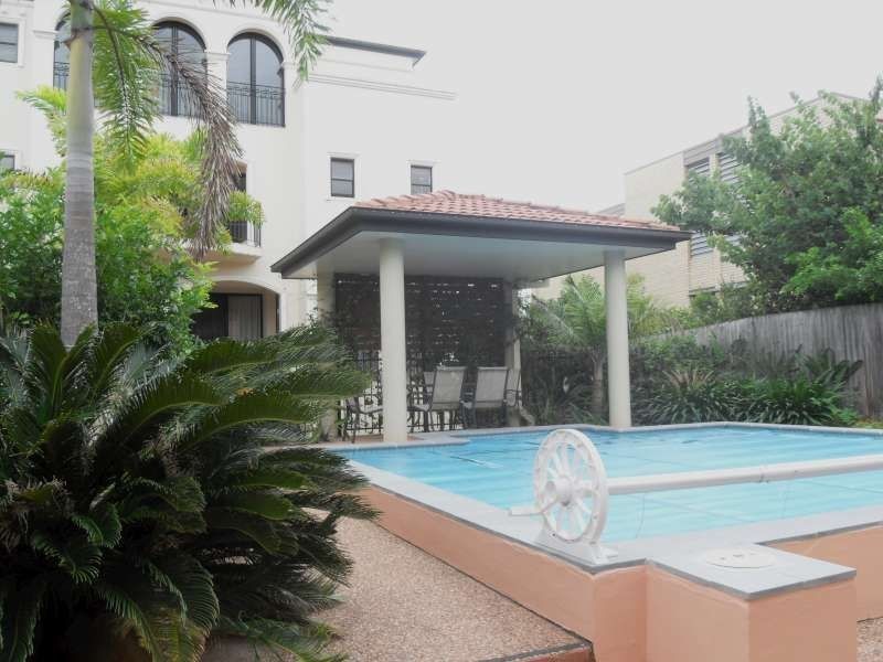 2/58 Sisley Street, St Lucia QLD 4067