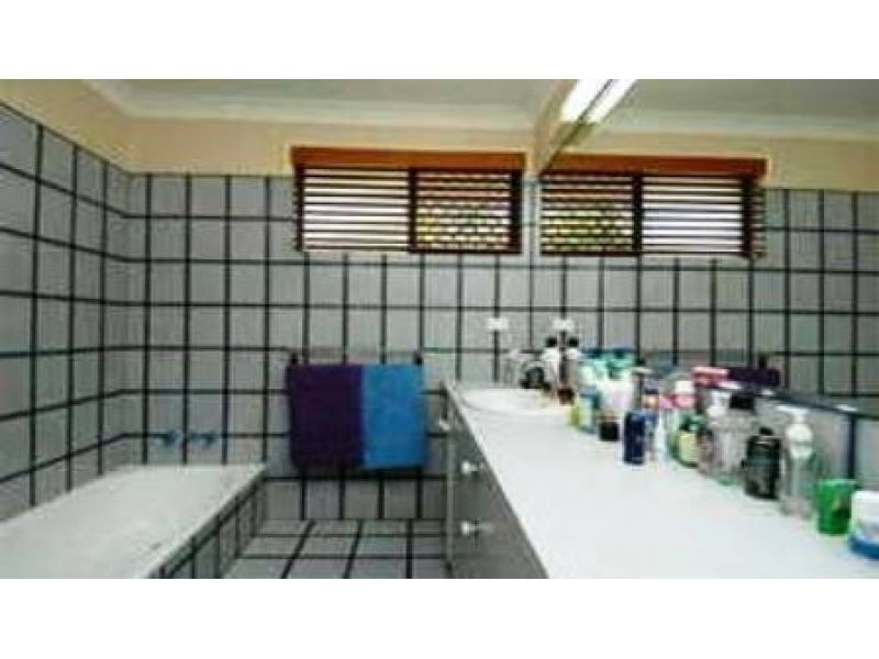 8 Bahia Court, Broadbeach Waters QLD 4218