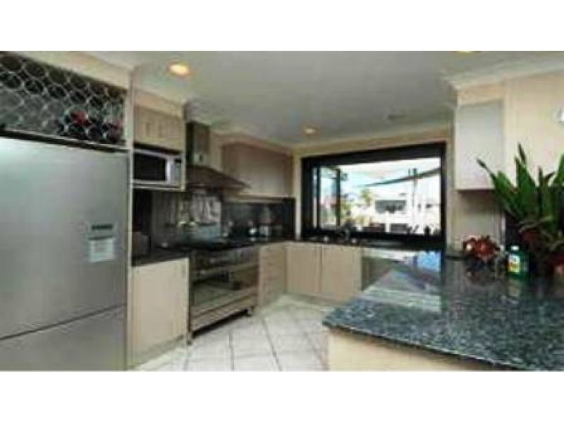 8 Bahia Court, Broadbeach Waters QLD 4218