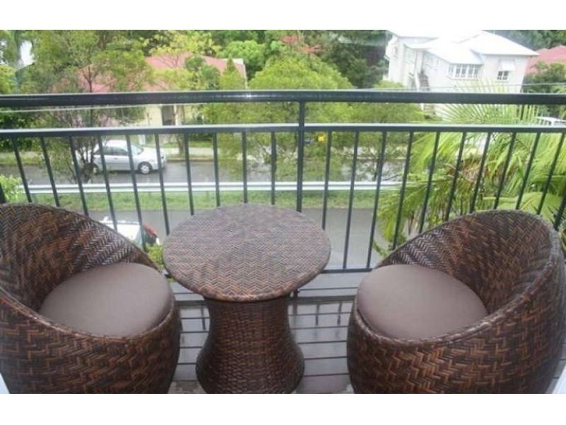 2/118 Railway Parade, Norman Park QLD 4170