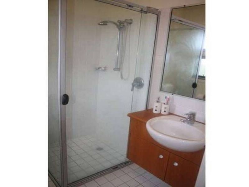 2/118 Railway Parade, Norman Park QLD 4170