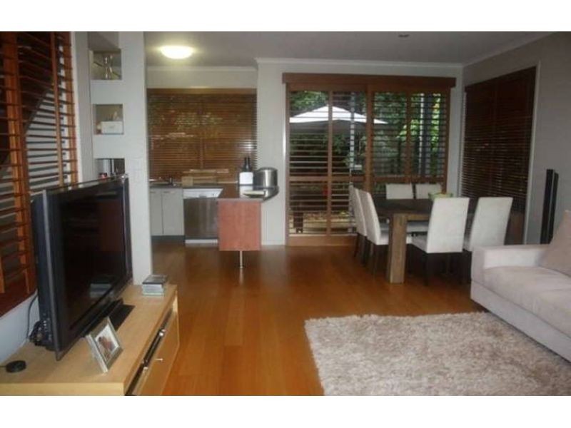 2/118 Railway Parade, Norman Park QLD 4170