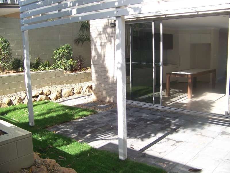 2/135 Falconer Avenue, Southport QLD 4215