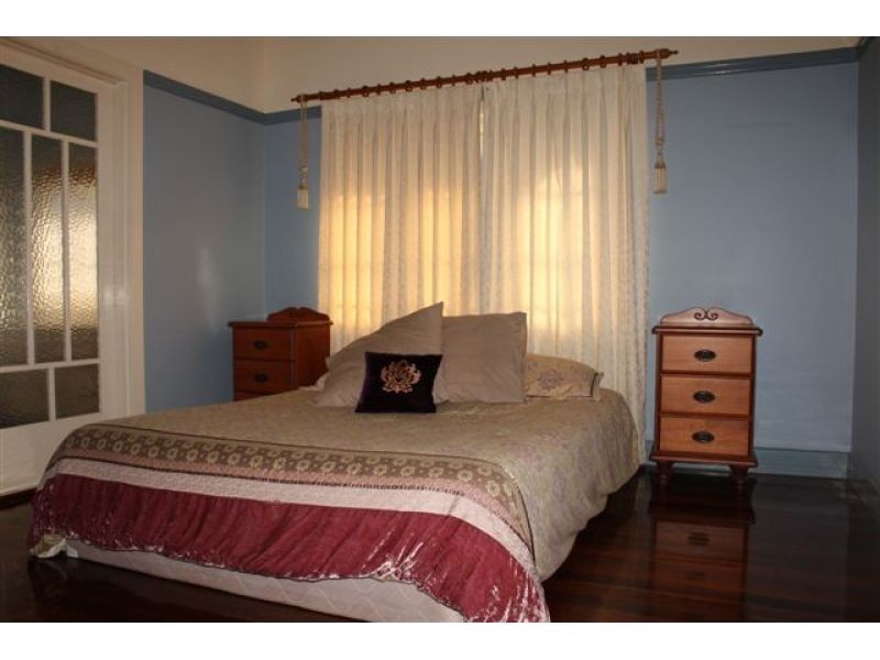 8 Burn Street, Camp Hill QLD 4152