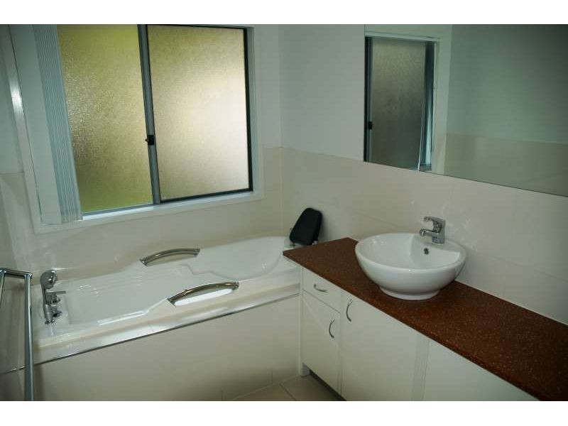 2/85 Whiting Street, Labrador QLD 4215