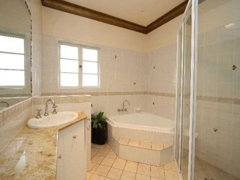 10 Pembroke Road, Coorparoo QLD 4151