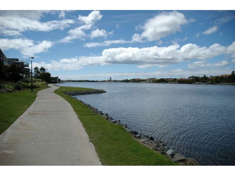 17/1 Lakefront Crescent, Varsity Lakes QLD 4227