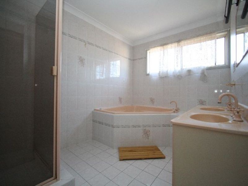 4 Alcheringa Place, Robertson QLD 4109