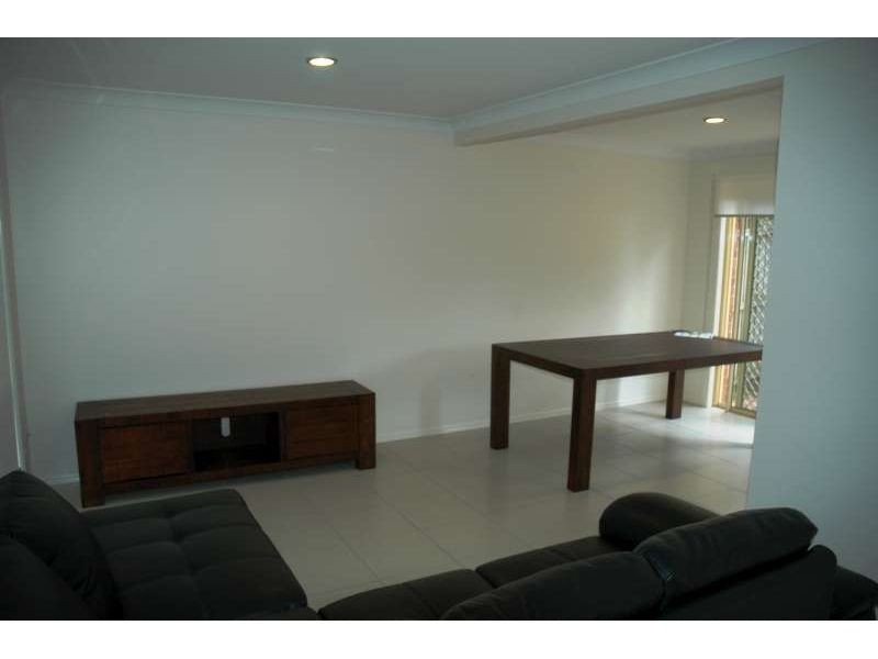 2/231 Government Road, Labrador QLD 4215