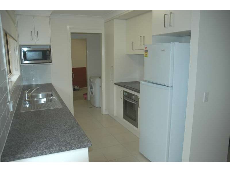 2/231 Government Road, Labrador QLD 4215