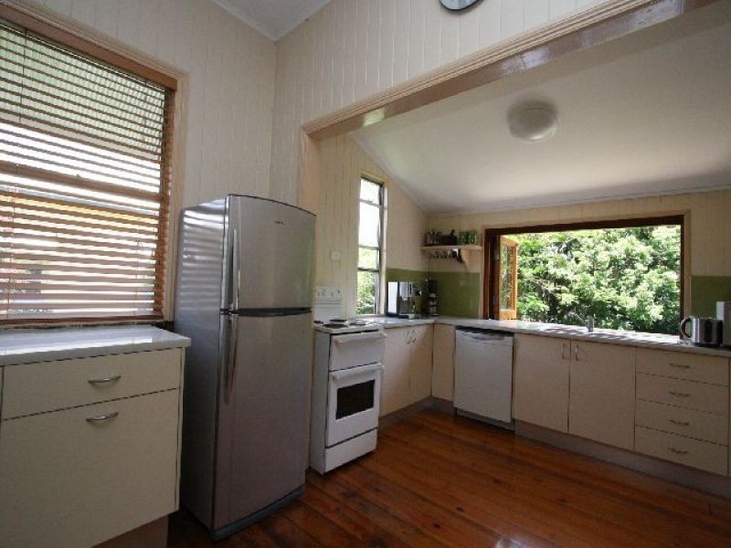 33 Russell Avenue, Norman Park QLD 4170