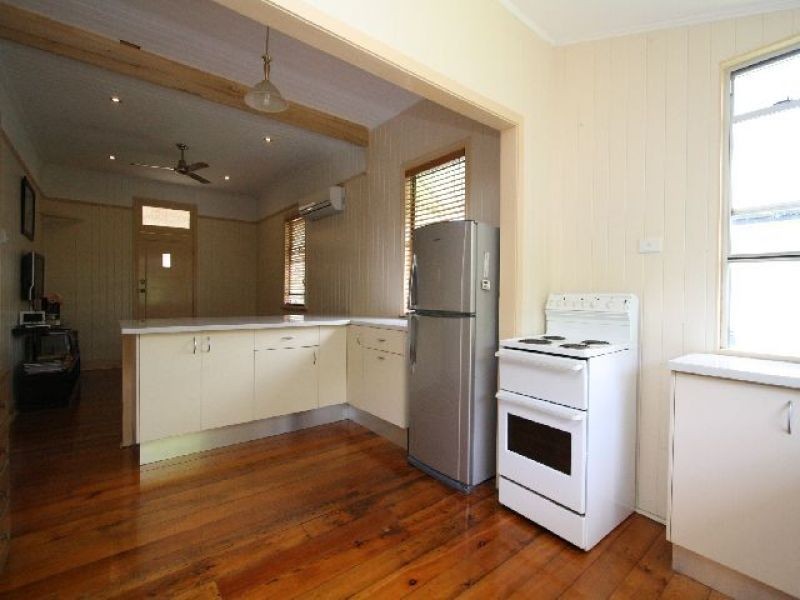 33 Russell Avenue, Norman Park QLD 4170