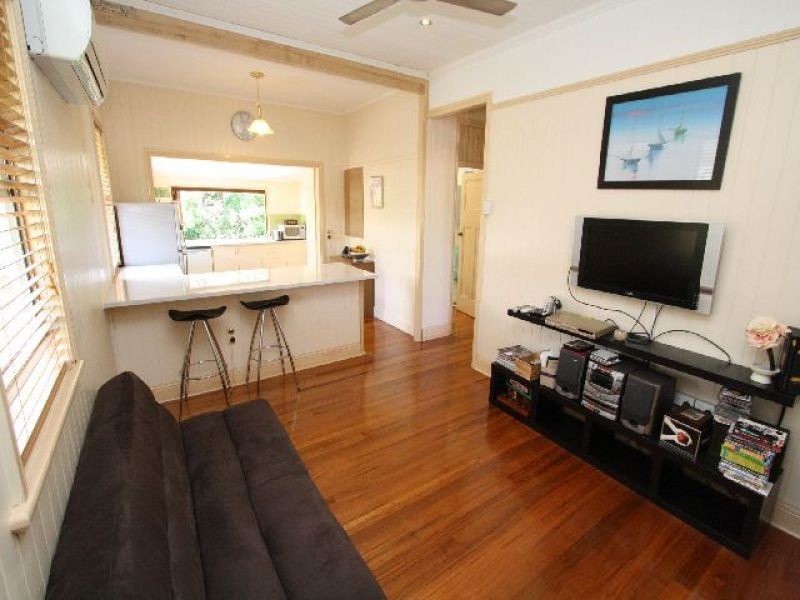 33 Russell Avenue, Norman Park QLD 4170