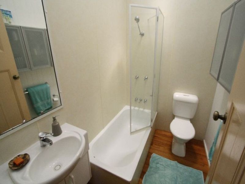 33 Russell Avenue, Norman Park QLD 4170