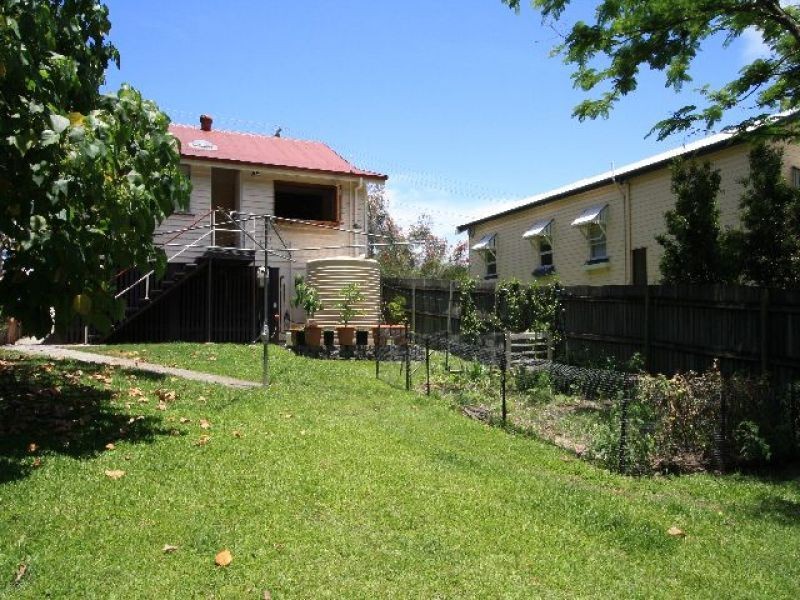 33 Russell Avenue, Norman Park QLD 4170