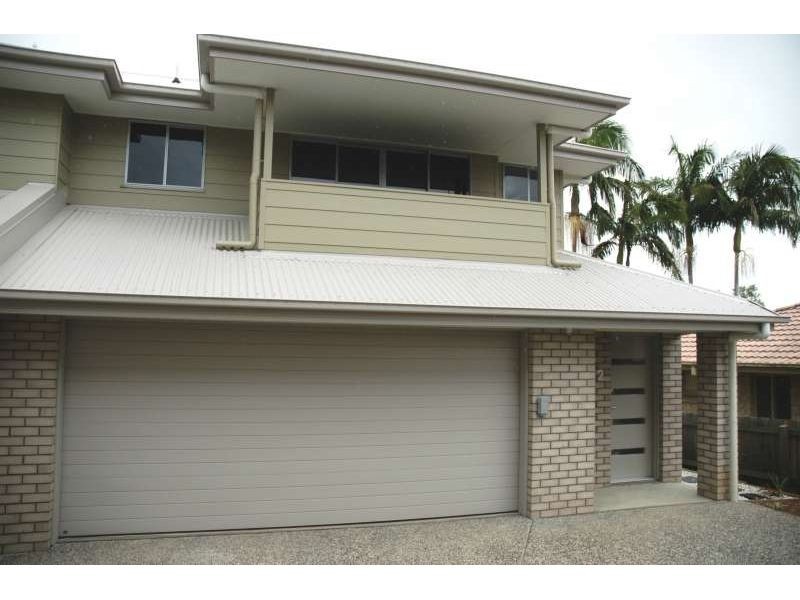 2/76 Eugaree Street, Southport QLD 4215