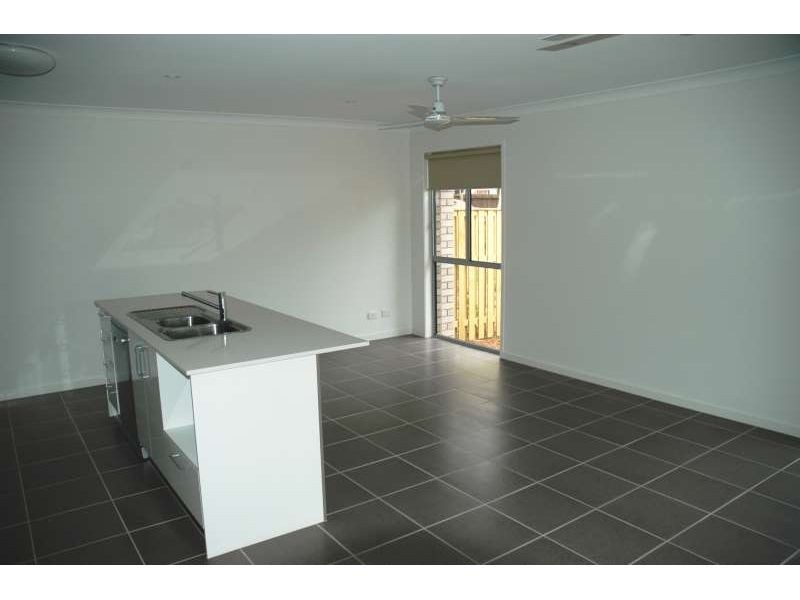 2/76 Eugaree Street, Southport QLD 4215