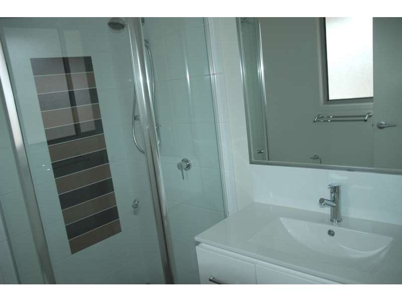 2/76 Eugaree Street, Southport QLD 4215