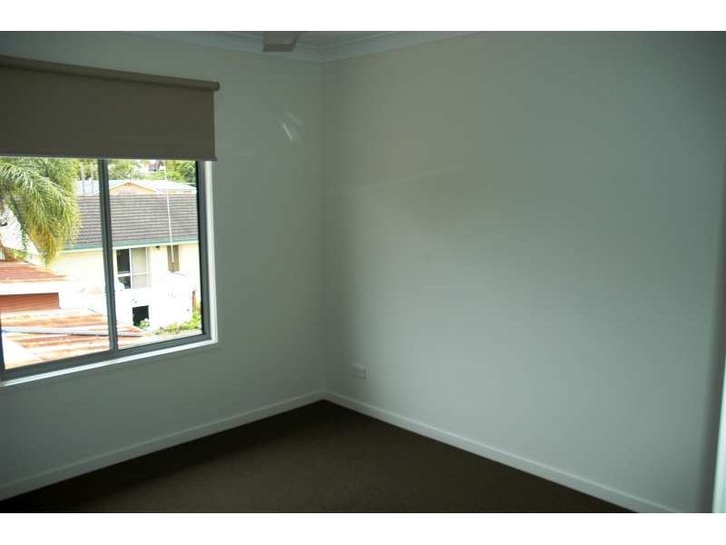 2/76 Eugaree Street, Southport QLD 4215