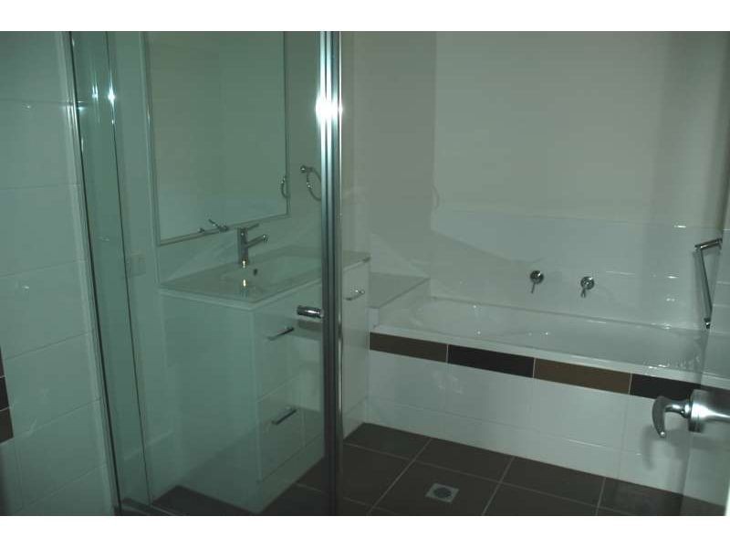 2/76 Eugaree Street, Southport QLD 4215