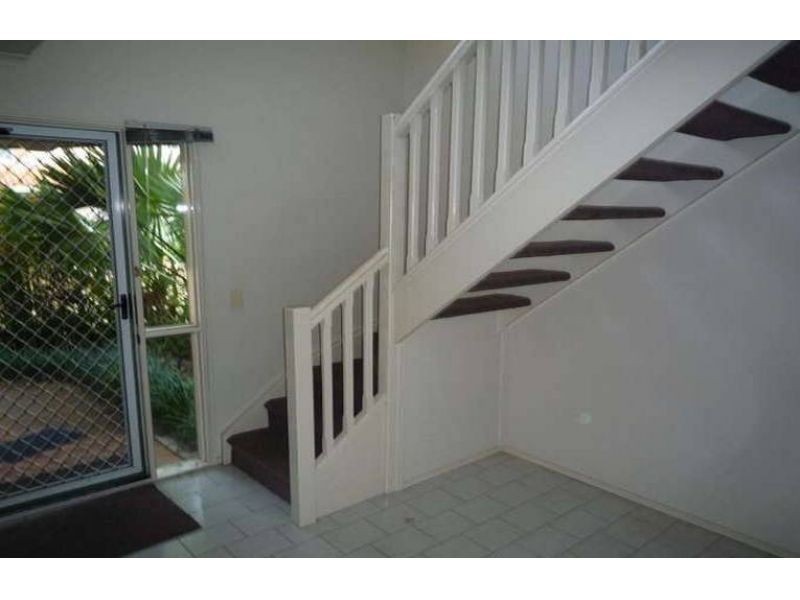 2/6 Harley Street, Labrador QLD 4215