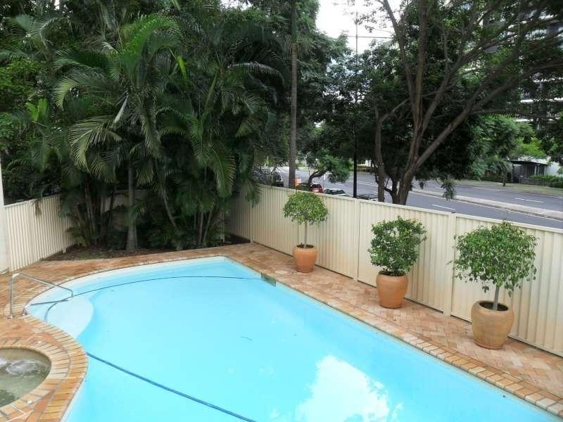 2/18 Patrick Lane, Toowong QLD 4066