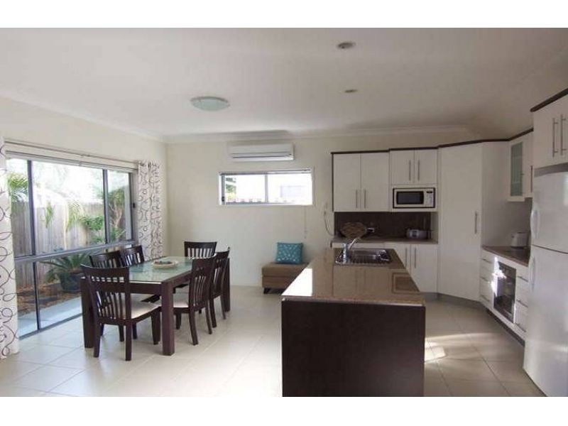 2/126 Pohlman Street, Southport QLD 4215