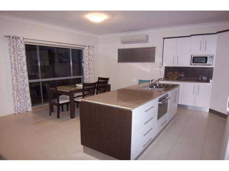 2/126 Pohlman Street, Southport QLD 4215