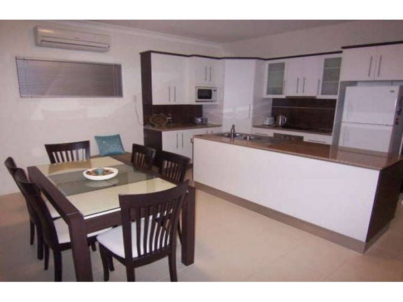 2/126 Pohlman Street, Southport QLD 4215