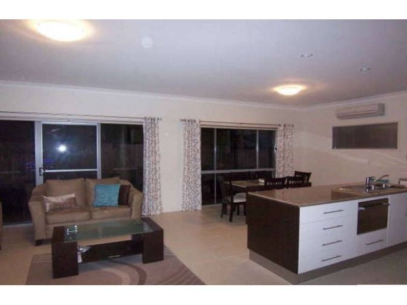 2/126 Pohlman Street, Southport QLD 4215