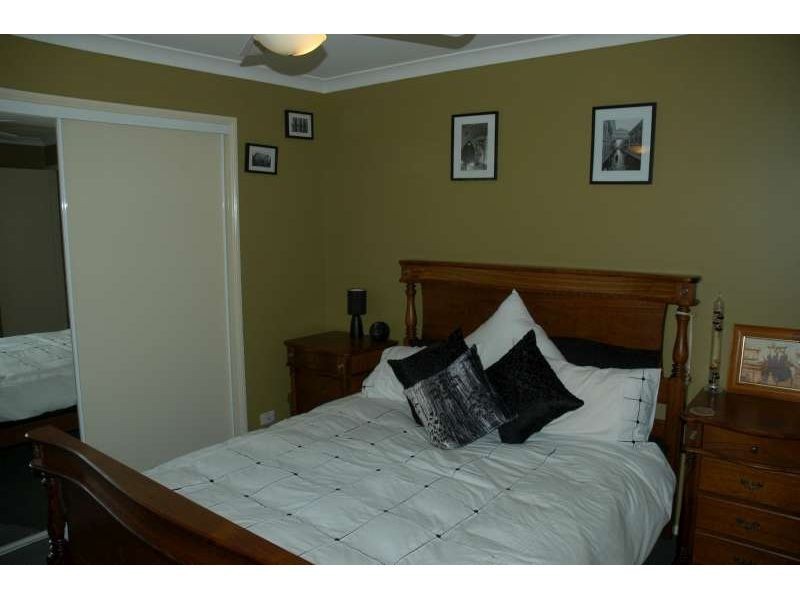 2/119 Greenacre Drive, Arundel QLD 4214
