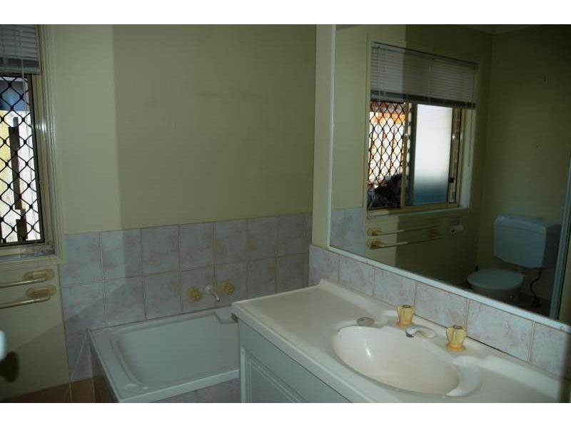 2/119 Greenacre Drive, Arundel QLD 4214