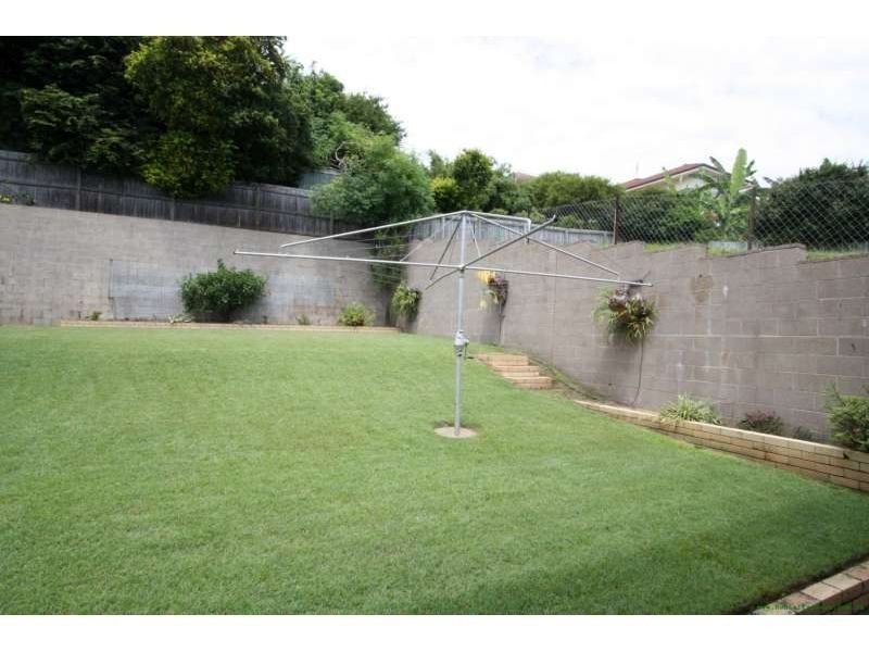 4 Benalla Street, Manly QLD 4179