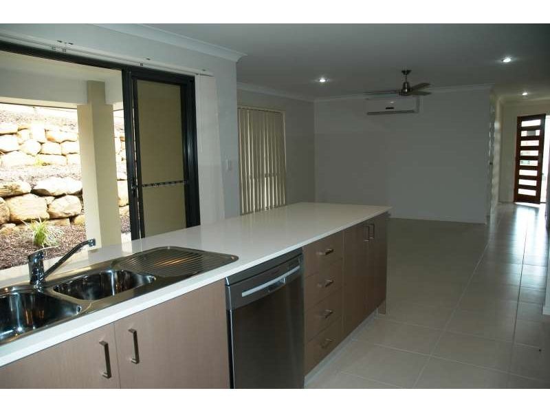 4 Hadrian Crescent, Pacific Pines QLD 4211
