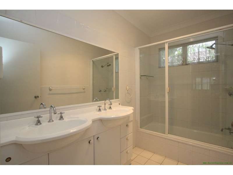 32 Abbotsleigh Street, Holland Park QLD 4121