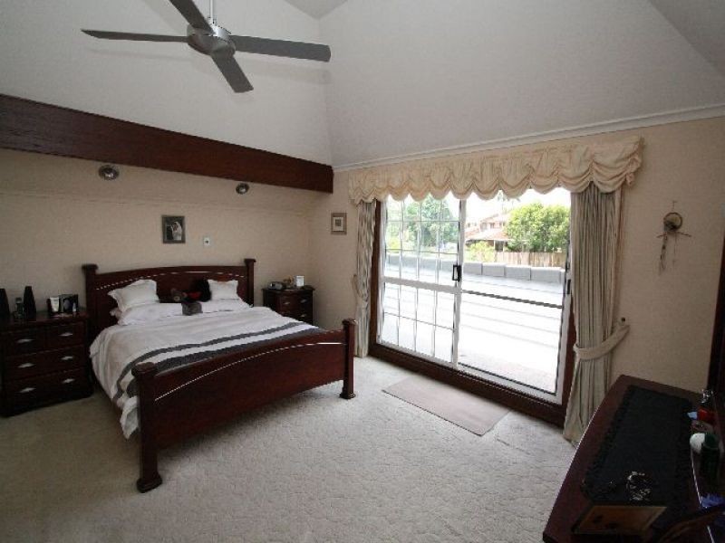 6 Rolls Court, Carindale QLD 4152