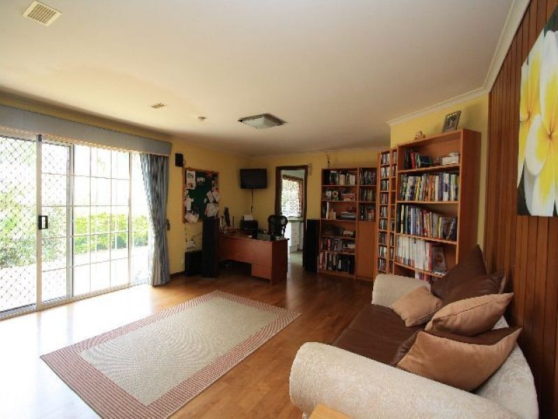 6 Rolls Court, Carindale QLD 4152