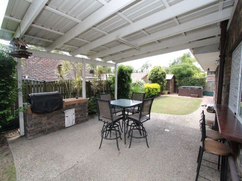 6 Rolls Court, Carindale QLD 4152