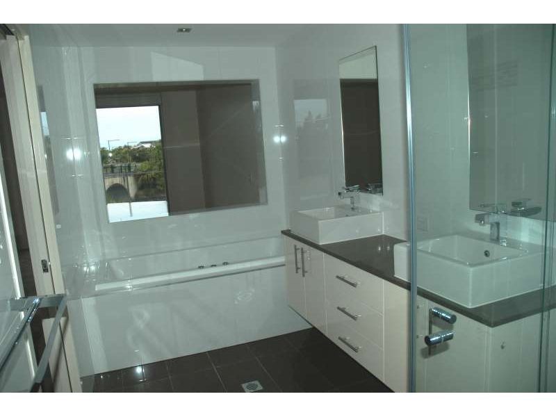 4/3046 Quay South Drive, Carrara QLD 4211