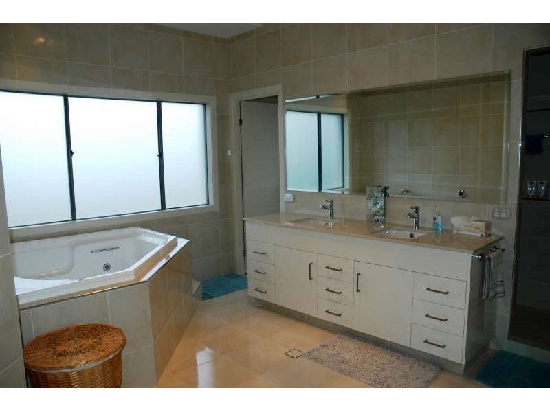 20 Zennith Crescent, Pacific Pines QLD 4211