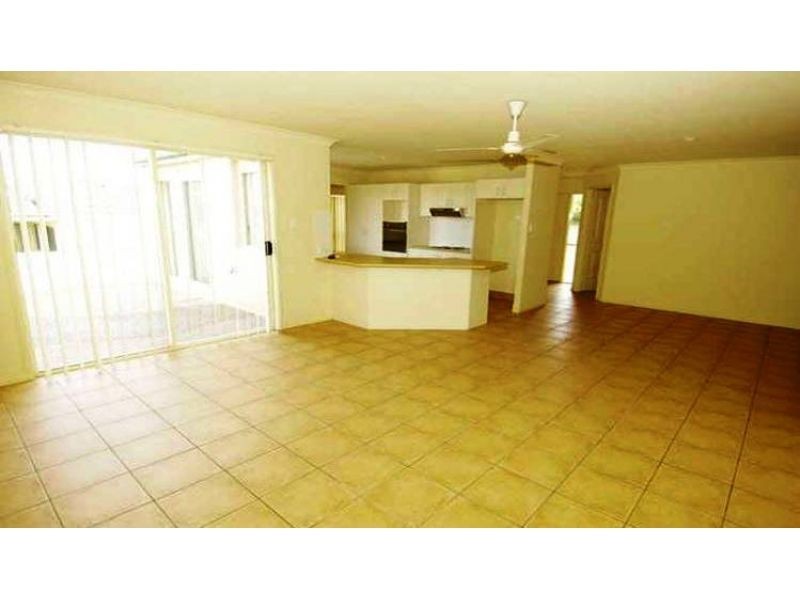 11 Kite Circuit, Arundel QLD 4214