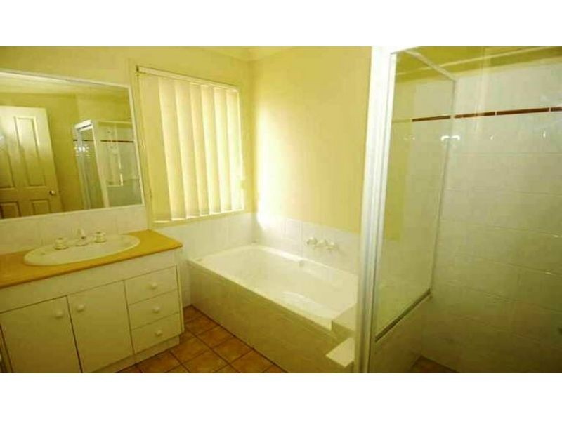 11 Kite Circuit, Arundel QLD 4214