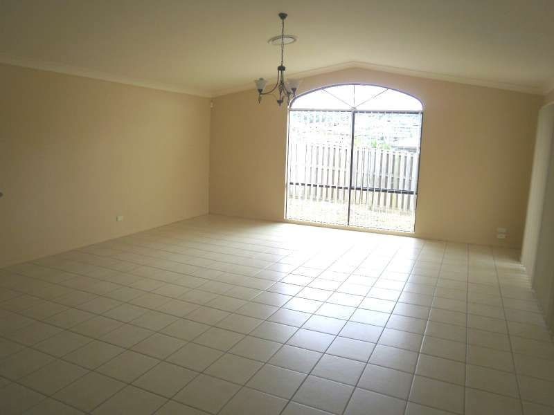 9 Beerwah Street, Pacific Pines QLD 4211