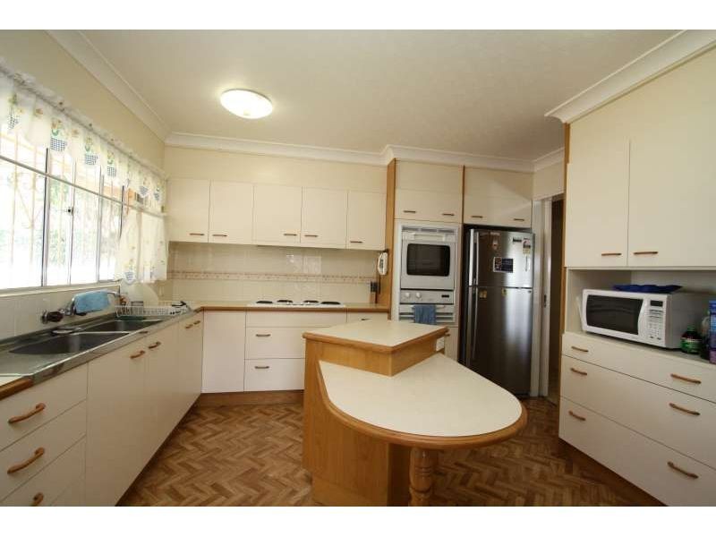 2 Kneale Street, Holland Park West QLD 4121