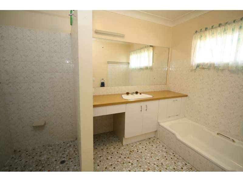 2 Kneale Street, Holland Park West QLD 4121